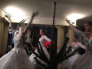 Das Tanzstudio Radeva trat als Fensterpate f&uuml;r das 21. T&uuml;rchen am gro&szlig;en Adventskalender des Nordh&auml;user Theaters