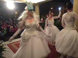 Das Tanzstudio Radeva trat als Fensterpate f&uuml;r das 21. T&uuml;rchen am gro&szlig;en Adventskalender des Nordh&auml;user Theaters