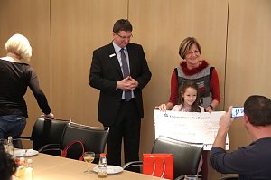 Schulpreise f&uuml;r die sch&ouml;nsten Sparschweine &uuml;bergeben