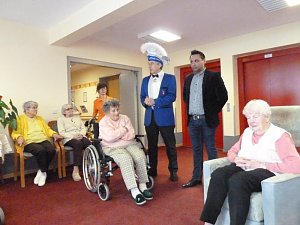 Ellricher Karnevalsverein &uuml;berraschte Asternhof Bewohner
