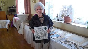 Anneliese Eisen&auml;cher pr&auml;sentierte kunstvoll angefertigte Handarbeiten.