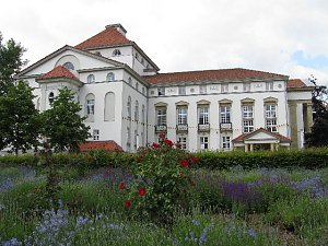 Vor dem Theater