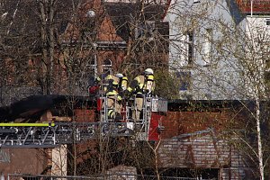 Die Anspannung steht dem Hettstedter Feuerwehrmann Christian Keuth ins Gesicht geschrieben. Der Einsatz dauerte mehr als eine Stunde und war erfolgreich: Es konnte Schlimmeres verhindert werden.