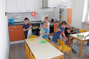 Aus dem Kita-Alltag: In der eigenen Küche macht die Zubereitung von Speisen und das Saubermachen noch mehr Spaß.