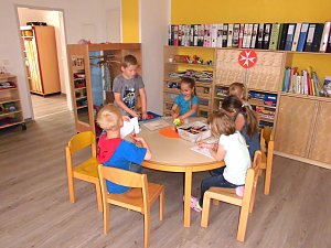 Der große, helle Gruppenraum lädt zum Spielen, Entspannen und Kreativsein ein.