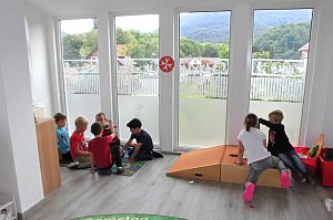 Der große, helle Gruppenraum lädt zum Spielen, Entspannen und Kreativsein ein.