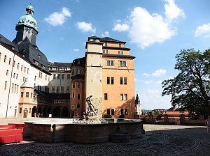 Schlosst&uuml;ren &ouml;ffneten sich