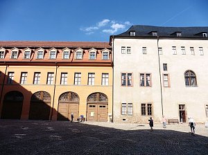 Schlosst&uuml;ren &ouml;ffneten sich