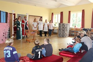 Vorlesen, Tanz und Theater