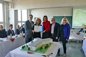 Bau der Gemeinschaftsschule auf dem Weg
