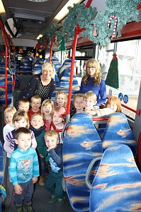 Bunt geschm&uuml;ckte Busse und Bahnen