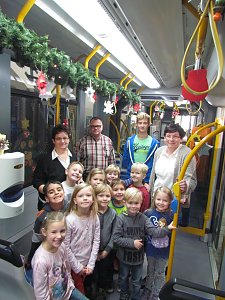 Bunt geschm&uuml;ckte Busse und Bahnen