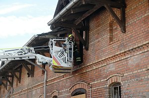 Brand in einem alten Lager