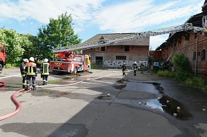 Brand in einem alten Lager