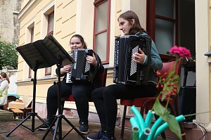 Kunst f&uuml;r alle! - beim diesj&auml;hrigen Kunstfest durfte man auch Wahlplakate verunstalten