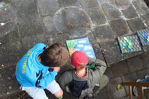 Kunst f&uuml;r alle! - beim diesj&auml;hrigen Kunstfest durfte man auch Wahlplakate verunstalten