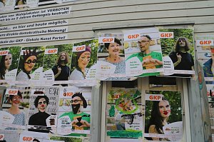 Kunst f&uuml;r alle! - beim diesj&auml;hrigen Kunstfest durfte man auch Wahlplakate verunstalten