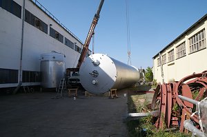 Zwei gro&szlig;e Treber-Silos gehen auf die Reise