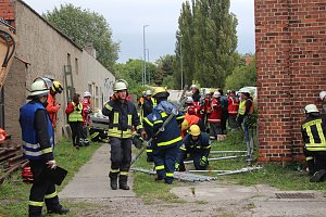 Am Gel&auml;nde des Eisenbahnvereines in der Erfurter Stra&szlig;e / Am Petersenschacht fand am sp&auml;ten Nachmittag eine Rettungsgro&szlig;&uuml;bung statt (<b>Update</b>)...  Die diesj&auml;hrigen Gro&szlig;&uuml;bung fand in der N&auml;he des Hauptbahnhofs in Sondershausen statt. Alle drei Jahr steht so eine Gro&szlig;&uuml;bung auf dem Plan. Waren es beim beim letzten Mal 30 Verletzte in einem Eisenbahnwaggon, waren dieses dieses Mal "nur" acht verl