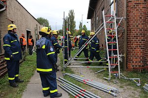 Am Gel&auml;nde des Eisenbahnvereines in der Erfurter Stra&szlig;e / Am Petersenschacht fand am sp&auml;ten Nachmittag eine Rettungsgro&szlig;&uuml;bung statt (<b>Update</b>)...  Die diesj&auml;hrigen Gro&szlig;&uuml;bung fand in der N&auml;he des Hauptbahnhofs in Sondershausen statt. Alle drei Jahr steht so eine Gro&szlig;&uuml;bung auf dem Plan. Waren es beim beim letzten Mal 30 Verletzte in einem Eisenbahnwaggon, waren dieses dieses Mal "nur" acht verl