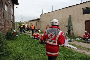 Am Gel&auml;nde des Eisenbahnvereines in der Erfurter Stra&szlig;e / Am Petersenschacht fand am sp&auml;ten Nachmittag eine Rettungsgro&szlig;&uuml;bung statt (<b>Update</b>)...  Die diesj&auml;hrigen Gro&szlig;&uuml;bung fand in der N&auml;he des Hauptbahnhofs in Sondershausen statt. Alle drei Jahr steht so eine Gro&szlig;&uuml;bung auf dem Plan. Waren es beim beim letzten Mal 30 Verletzte in einem Eisenbahnwaggon, waren dieses dieses Mal "nur" acht verl