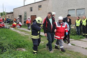 Am Gel&auml;nde des Eisenbahnvereines in der Erfurter Stra&szlig;e / Am Petersenschacht fand am sp&auml;ten Nachmittag eine Rettungsgro&szlig;&uuml;bung statt (<b>Update</b>)...  Die diesj&auml;hrigen Gro&szlig;&uuml;bung fand in der N&auml;he des Hauptbahnhofs in Sondershausen statt. Alle drei Jahr steht so eine Gro&szlig;&uuml;bung auf dem Plan. Waren es beim beim letzten Mal 30 Verletzte in einem Eisenbahnwaggon, waren dieses dieses Mal "nur" acht verl