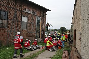 Am Gel&auml;nde des Eisenbahnvereines in der Erfurter Stra&szlig;e / Am Petersenschacht fand am sp&auml;ten Nachmittag eine Rettungsgro&szlig;&uuml;bung statt (<b>Update</b>)...  Die diesj&auml;hrigen Gro&szlig;&uuml;bung fand in der N&auml;he des Hauptbahnhofs in Sondershausen statt. Alle drei Jahr steht so eine Gro&szlig;&uuml;bung auf dem Plan. Waren es beim beim letzten Mal 30 Verletzte in einem Eisenbahnwaggon, waren dieses dieses Mal "nur" acht verl