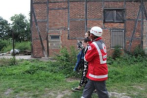Am Gel&auml;nde des Eisenbahnvereines in der Erfurter Stra&szlig;e / Am Petersenschacht fand am sp&auml;ten Nachmittag eine Rettungsgro&szlig;&uuml;bung statt (<b>Update</b>)...  Die diesj&auml;hrigen Gro&szlig;&uuml;bung fand in der N&auml;he des Hauptbahnhofs in Sondershausen statt. Alle drei Jahr steht so eine Gro&szlig;&uuml;bung auf dem Plan. Waren es beim beim letzten Mal 30 Verletzte in einem Eisenbahnwaggon, waren dieses dieses Mal "nur" acht verl