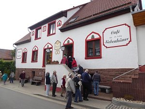 Vor dem Caf&eacute; Siebenh&uuml;hner