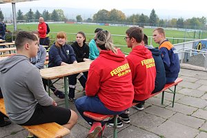Leistungsspange von jungen Feuerwehrleuten erk&auml;mpft