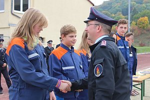 Leistungsspange von jungen Feuerwehrleuten erk&auml;mpft