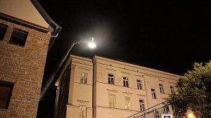 Einsatzende bei Flutlicht - Feuerwehr konnte Dach in der Dr.-K&uuml;lz-Stra&szlig;e sichern