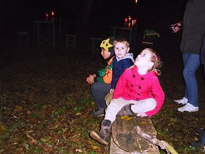 Die Kinderaugen gl&auml;nzten am Lagerfeuer    
