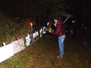 Silvia Schramm am Aufh&auml;ngen der Bildergalerie