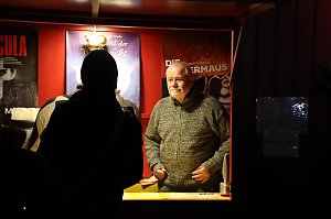 Am Theater und an der Kirche