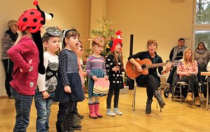 Foto3: Die Mädchen und Jungen des Ökumenischen Kindergartens aus Nordhausen sangen für die Gäste verschiedene Geburtstagslieder