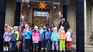 Feuchter Start des Weihnachtsmarkts