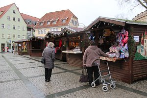 Feuchter Start des Weihnachtsmarkts