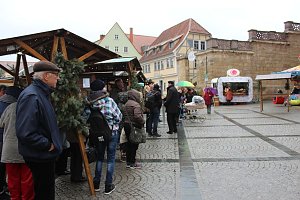 Feuchter Start des Weihnachtsmarkts
