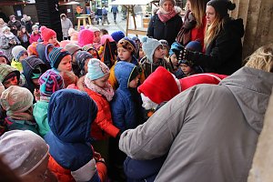Feuchter Start des Weihnachtsmarkts