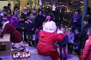 Weihnachtsmann kam mit Traktor