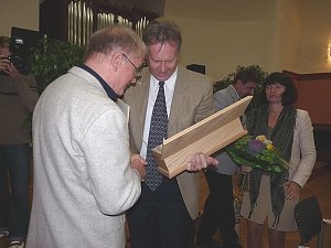 Ehrengabe an Dr. Surup