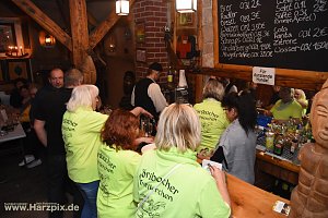 Kartoffelscheibenessen im Pferdestall