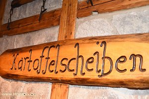 Kartoffelscheibenessen im Pferdestall