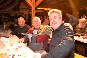 Kartoffelscheibenessen im Pferdestall