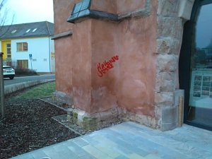 Schmierereien an der Cruzis-Kirche
