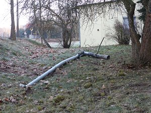 Der Laternenmast wurde viele Meter durch die Luft geschleudert