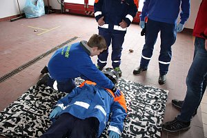 Junge Feuerwehrleute bei DRK-Ausbildung