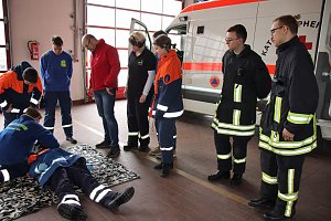 Junge Feuerwehrleute bei DRK-Ausbildung