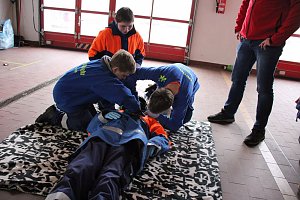 Junge Feuerwehrleute bei DRK-Ausbildung
